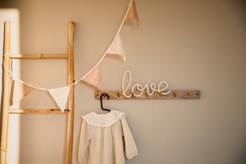 Любая надпись имени ребенка на стене, 4 буквы Леон.