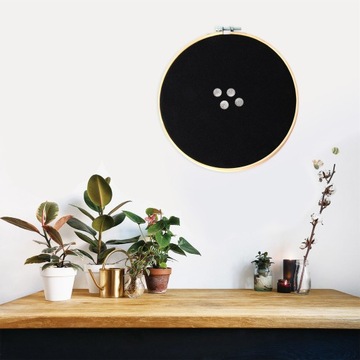 Круглый баннер с брошью