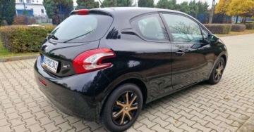 Peugeot 208 I Hatchback 3d 1.6 e-HDI 92KM 2014 Peugeot 208 Peugeot 208 1.6 e-HDi Allure STT 1.6 Diesel 92KM, zdjęcie 4