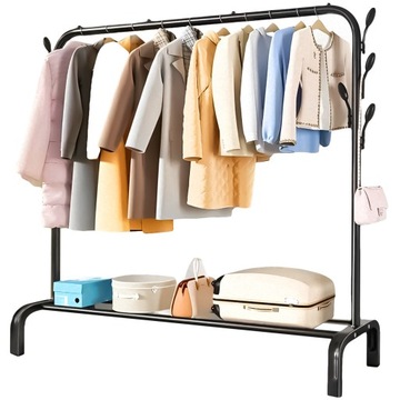 Вешалка для одежды, стоящая до зала металлические туфли на пол.