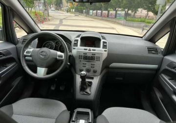 Opel Zafira B 1.8 ECOTEC 140KM 2012 Opel Zafira 1.8 Benzyna, Bezwypadkowa, 7 miejscosob 1.8 Benzyna 140KM, zdjęcie 6