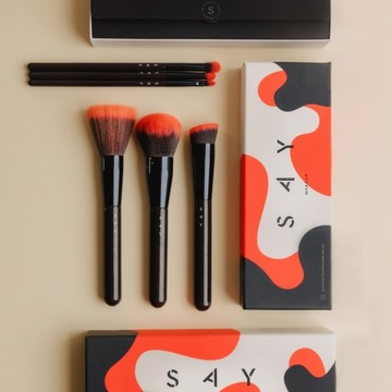 Duży Pędzel gruby do pudru sypkiego ROZŚWIETLACZA gęste włosie SAY MakeUp