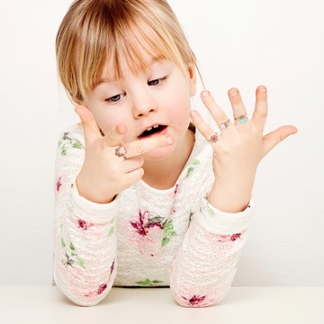 ДЕВУШКА ПРИДЕЛЫВАЛА УКРАШЕНИЯ КОЛЬЦА НА ПАЛЬЦАХ ДЕВУШКИ ИГРАЮТ