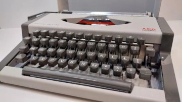 ПИШУЩАЯ МАШИНКА В ЧЕМОДАНЕ AEG OLYMPIA TRAVELER DE LUXE