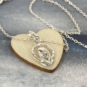 DELIKATNY MEDALIK Z MATKĄ BOSKĄ SREBRO 925 CHRZEST