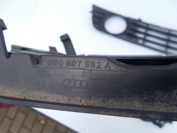 Галогенные фары Галогенные фары Решетка радиатора Audi A4 B6 8E0941700 8E0941699