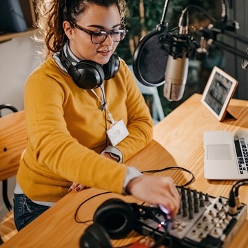 СЦЕНИЧЕСКИЕ МИКРОФОНЫ С ПРОВОДНЫМИ ЗАЖИМАМИ БЕСПРОВОДНЫЕ МИКРОФОНЫ