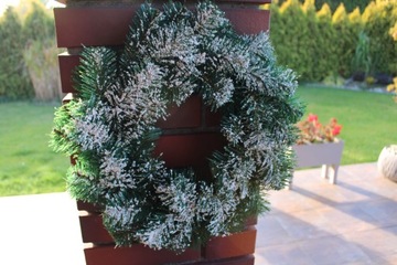 Дверной венок Алмазная сосна, засыпанная снегом