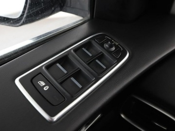 Jaguar F-Pace SUV 2.0 i4D 180KM 2016 Jaguar F-PACE 20d Automat AWD Portfolio Nawigacja, zdjęcie 35