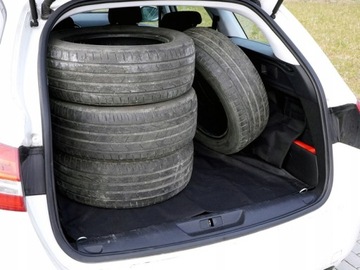 Защитный коврик-крышка багажника на липучке.