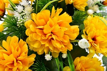 КОМПОЗИЦИЯ КЛАДБИЩЕ ЦВЕТ ПАМЯТНИК ВЕТКА БУКЕТ КРЕМОВЫЙ ДЕКОР ЛИСТЬЯ ВАЗА