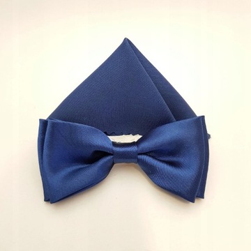 ГАЛСТУК-БАБОЧКА С КАРМАНОМ В КЛЕТКУ ТЕМНО-СИНЕГО ГЛЯНЦЕВОГО ТЕМНО-СИНЕГО ПРИЧИНЕНИЯ