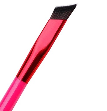 Квадратная, угловатая кисть для контуринга бровей № 1.