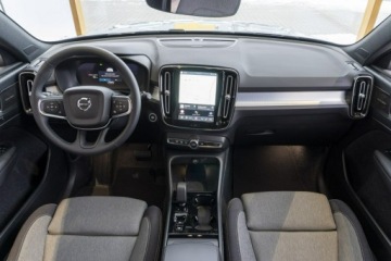 Volvo XC40 Crossover Facelifting 2.0 B3 163KM 2025 Volvo XC 40 Plus Dark B3 Mild Hybrid Benzyna, zdjęcie 16