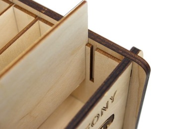 Небольшая коробочка с отделениями для телефонов.