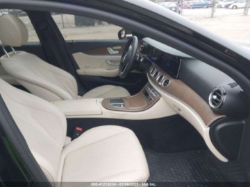 Mercedes Klasa E W214 2023 Mercedes-Benz Klasa E 350, 2023r., 4x4, 2.0L 2.0 Benzyna 255KM, zdjęcie 8