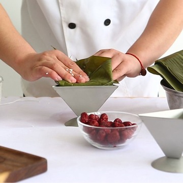 МАЛЕНЬКИЕ СУШИ, ПРИГОТОВЛЕННЫЕ ПИЩЕВЫЕ РИСОВЫЕ ШАРИКИ