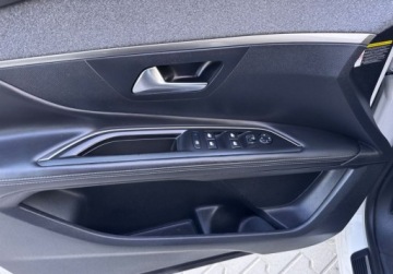 Peugeot 3008 II Crossover 1.2 PureTech 130KM 2019 Peugeot 3008 Rezerwacja 1.2 Benzyna 130KM, zdjęcie 13