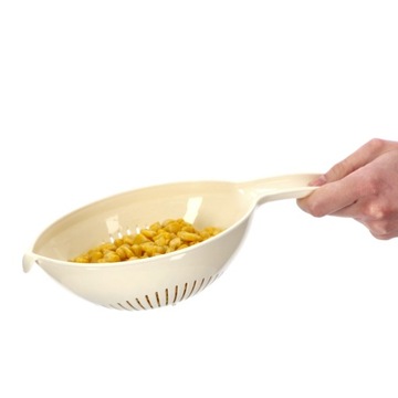 CEDZAK SITKO KUCHENNE PLASTIKOWE Z RĄCZKĄ KREMOWY