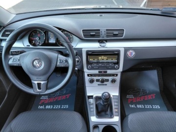 Volkswagen Passat B7 Variant 2.0 TDI CR DPF BlueMotion 140KM 2014 Volkswagen Passat Grzane fotele Klimatronik 2xPDC Alu Tempomat Hak 2.0, zdjęcie 17