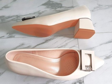 Уникальные бежевые туфли-лодочки со стразами и декоративными пряжками, 5 см, 40 см.