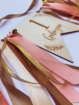 Вымпел с номером на стуле с именем, цветы