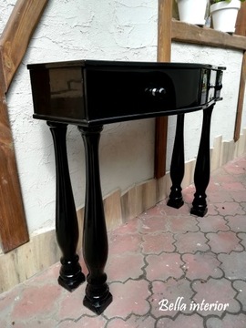 Глянцевая черная консоль