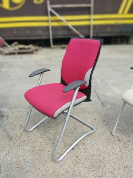 АТАЛ красное вращающееся кресло