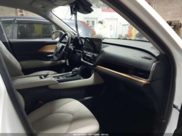 Toyota 2024 Toyota Grand Highlander Limited 2024 2.4 Benzyna 265KM, zdjęcie 9