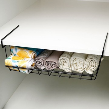 Черная металлическая корзина, подвешенная под полкой.