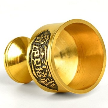 Буддийское благословение чаши святой воды в Тибете