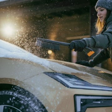 FISKARS Твердая щетка со скребком 1078496