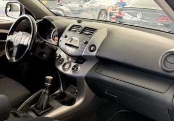 Toyota RAV4 III MPV 2.2 16V D-4D 136KM 2006 Toyota RAV4 2.2 D-cat 136KM Klmatyzacja 4x4 Orurowany 2.2 Diesel 136KM, zdjęcie 12