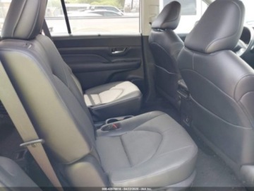 Toyota 2024 Toyota Grand Highlander 2024r., XLE, od ubezpieczalni 2.4 Benzyna 265KM, zdjęcie 9