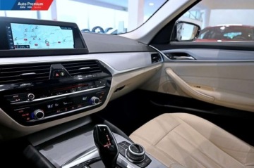 BMW Seria 5 G30-G31 Limuzyna 520d 190KM 2017 BMW Seria 5 520dLED Fog LightsActive GuardPark Distance ControlDywaniki, zdjęcie 6