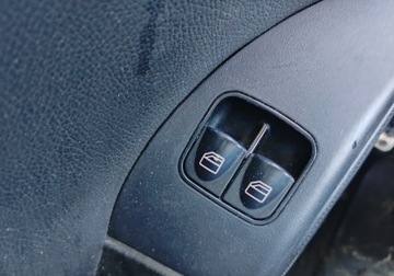 Mercedes CLC 1.8 (180 Kompressor) 143KM 2009 Mercedes-Benz CLC 2009r, 1.8Benzyna. Lekko uszkodzony lewy bok. Jezdzi., zdjęcie 9