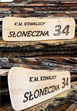 номер дома, табличка с названием улицы, надписи на дереве.