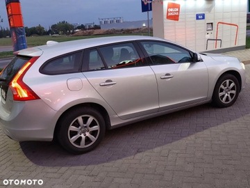Volvo V60 I Kombi Facelifting 2.0 D3 136KM 2014 Volvo V60 I (2011 - 2018) 2.0 D3 5R bezwypadkowy, zdjęcie 2