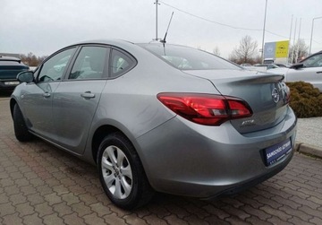 Opel Astra J Sedan 1.6 Twinport ECOTEC 115KM 2014 Opel Astra 257 1.6 Active 115 KM Salon Polska 1.6 Benzyna 115KM, zdjęcie 3