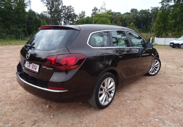 Opel Astra J Sports Tourer Facelifting 1.7 CDTI ECOTEC 110KM 2013 Opel Astra 1.7d-klimatron-duze radio-alu-0placony 1.7 Diesel 110KM, zdjęcie 3