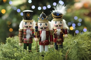 Щелкунчик стоит деревянная фигура