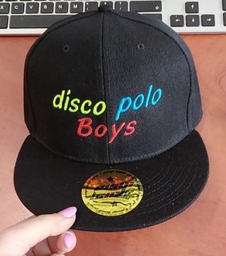 ШЛЯПА ПРЯМОГО КОЗЫРЯ, С ВЫШИВКОЙ ЛОГОТИПА С НАПЕЧАТАННОЙ НАДПИСЬЮ