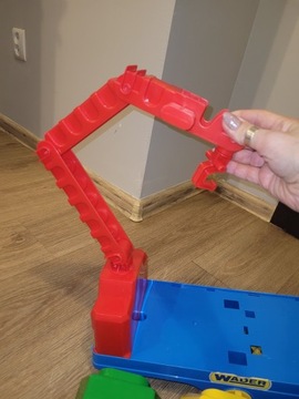 Duża śmieciarka z pojemnikami Wader