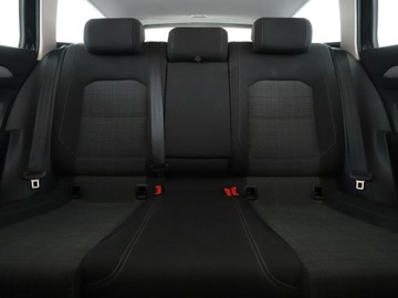 Volkswagen Passat B8 Variant 2.0 TDI BlueMotion SCR 150KM 2019 Volkswagen Passat navi czujniki parkowania, zdjęcie 17