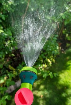 Zraszacz pistoletowy pojemnikiem dozownikiem piany