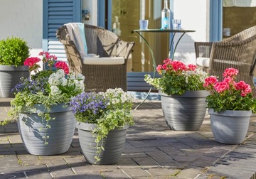 Садовый вазон для террасы коричневого терракотового цвета.