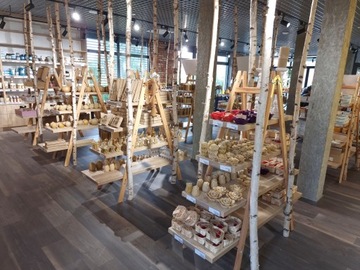 Талисман пчела - большой, около 40 см.