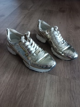 CARVELA - РАЗМЕР ЖЕНСКИХ КРОССОВОК. 38