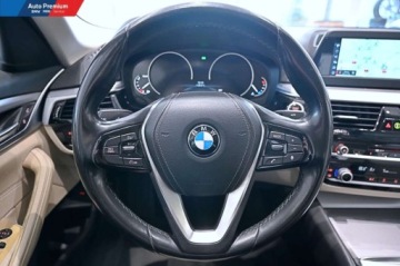 BMW Seria 5 G30-G31 Limuzyna 520d 190KM 2017 BMW Seria 5 520dLED Fog LightsActive GuardPark Distance ControlDywaniki, zdjęcie 5