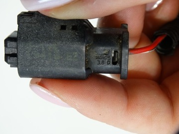 ZÁSTRČKA SPONA SVĚTLA HALOGEN LED DRL PEUGEOT 108 AYGO II C1 180117E 2PIN